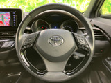 操作しやすいステアリングで、スムーズな車内での操作を実現します。握り心地も良く、長距離ドライブでも疲れにくい設計です。