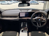BMWカーブドディスプレイを中心とした先進的なコックピット。必要な情報を見やすく表示し、快適なドライブをサポートします。