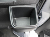 カップホルダーは運転席や助手席からちょうど手の届く位置です!!