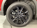 タイヤサイズは225/55R19となります。専用のブラックメタリック塗装のホイールがカッコいい!