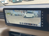 見難い曲がり角の先まで見えるフロントワイドビューです。左右の死角にいる自転車や歩行者の確認ができます。
