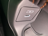 スマートフォンなどの充電に便利なUSBジャック。運転席からも助手席からも使いやすいです。
