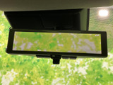 後方の視界を確保し、安全な後退をサポート。駐車場での段差や障害物を回避し、安心して運転できます。