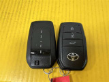 スマートキーはカバンやポケットから取り出すことなく、ドアのロックアンロックやエンジンの始動が出来ます!
