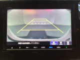 バックでの車庫入れも安心です! リアカメラが付いているバックモニター付のナビを装備しております。操作線もついており距離感も画面から確認できます。