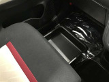 助手席の下に収納ボックスを装備しています