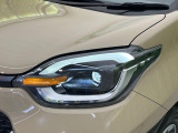 【LEDヘッドライト】悪天候や夜間走行時も良好な視界を確保し安心して運転できる高輝度LEDヘッドライトを装備!点灯速度が早く、消費電力も抑えられています。