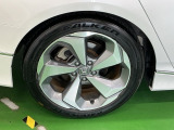 純正アルミホイールです。足元が引き立つので、車全体のイメージがアップしますよ!