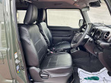 [フロントシート]インパネにシフトが付いているので足元広々!運転席から助手席の移動も楽々♪どちらからでも乗り降り出来るので、狭い場所の乗り降りも楽ちんですよ♪
