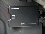 スマートインターチェンジを利用するに必須なETC車載器も付いています。あとはETCカードを差していただくだけで、煩わしい料金所でのお支払いも不要となります。