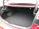 セダンならではの荷室の広さは重宝します。