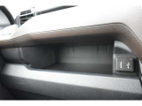 運転席ダッシュボードに収納スペースを装備。サングラスや小物類の収納に便利です。