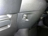 袋など引っ掛けるフックになります。