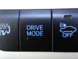 ドライブモード切替スイッチです。このボタンを押すと、車の走行特性を切り替えられます。