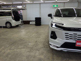 当店では専任のメカニックが大切なお客様のお車を一台一台丁寧に整備いたします。自社認証工場にてリフトアップし下回りまでキッチリ検査いたします。