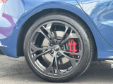 Audiは多様なホイールデザインを提供しており、スポークの形状やサイズ、仕上げ(ポリッシュド、マット、ブラックなど)によって選択肢が豊富です。