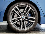 【BMWアロイホイル】軽量かつ強度に拘ったアロイホイル。走行性能ポテンシャルを引き出す設計。車の足元を引き締めてくれる大きなポイントはアロイホイルです。