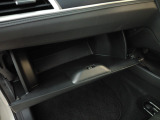 助手席側グローブボックスの収納スペース。車検証や整備記録簿などをすっきりと収納できます。
