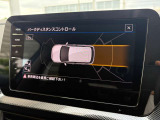 障害物との距離をセンサーで検知するパークディスタンスコントロール。音とディスプレイ表示で駐車時の安心感を高めます。