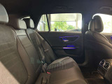 メルセデスのシートは少し硬めになっております。長時間の運転の際、適度な反発があることでお尻や腰の負担を減らす効果が御座います。
