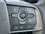 【ステアリングスイッチ】運転中に手元から視線を外すことなく、チャンネルや選曲の切り替えが安全に行えます。