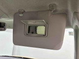 運転席、助手席共にサンバイザー&バニティミラー付いてます