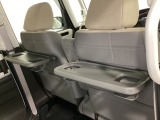 運転席・助手席の背もたれには、2列目シート用にカップホルダー付きの「格納式のシートバックテーブル」を装備しています。休憩時のちょっとした時間などカップを置いたり、小物置きに使えて便利です。