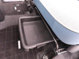 助手席シートアンダートレイ。車内の掃除道具などクルマの中には置いておきたいけど目につくところには置きたくない物の収納にぴったり。