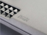 ◆助手席エアバッグ◆SRSエアバッグは、シートベルトだけでは防ぎきれない衝突時の衝撃から乗員を守るための安全装置。衝突時に瞬時に膨らみ、頭部や胸部がダッシュボードに直接衝突するのを防ぎます。