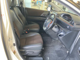 シンプルで使いやすい内装。座り心地も良く、長時間の運転でも疲れにくいでしょう。家族みんなで快適なドライブを楽しめます。