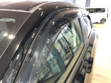 【ドアバイザー】雨の日でも窓を少し開けて換気可能。車内を快適に保ち、日常の使用も安心です。