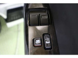 運転席と助手席の窓は運転席から操作できます。今やほぼ当たり前ですが、無いと不便なアイテムですよね。ウインドウロックも装備しています。