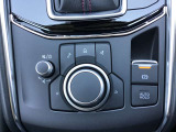 コマンダーコントロール。スイッチを探すことなく自然に手を下した位置に配置。手元を見ることなく、各種操作が行えます。