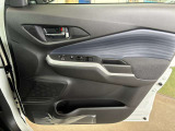 運転席ドア内側にはパワーウインドウとドアミラーの操作スイッチがございます。