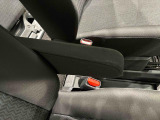 運転席にはフロントセンターアームレスト。