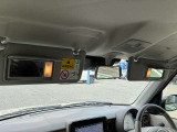 運転席と助手席にバニティーミラーを用意。さりげなく身だしなみがチェックできます。
