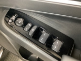 ハンドルの右側に電動格納付きパワーミラーの操作スイッチがついています。左右のサイドミラーの角度調節も微調整ができて便利です。パワーウインドウは運転席でドア4枚とも上下の操作ができるようになっています。