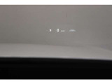【HUD】ヘッドアップディスプレイ。運転中に視線を大きく移動させることなく車速や道路の制限速度といった基本的な情報を表示します。