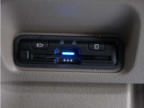 スマートインターチェンジを利用するに必須なETC車載器も付いています。あとはETCカードを差していただくだけで、煩わしい料金所でのお支払いも不要となります。