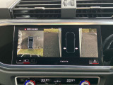 サラウンドビューカメラ装備 車両の4つのカメラから得た映像を合成し、上空から眺めているような映像をモニターに映し出します。車両周辺の歩行者や障害物などの発見に役立ちます。