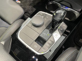 BMWの高性能オートマチックは、ATセレクトレバーを左側に倒すことで、通常の「D」から「S」(スポーツ)または「M」(マニュアル)へと切り替えが可能です。