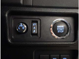 お車のキーはスマートキーです。キーを身につけた状態で車に近づき、ドアロックの解錠や施錠操作が出来ます。雨の日など両手がふさがっている時など、とっても便利ですね。
