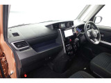 『運転席・インパネまわり』ハンドルやシートなども隅々までプロによる除菌クリーニング済み☆キレイな車内でドライブがより一層快適にお楽しみいただけると思います!