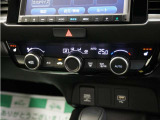 フルオートエアコン搭載。好みの温度に設定するだけで、風向や風量を自動でコントロール!いつでも快適な車内環境に。さらに、体を直接温めるシートヒーター付きで寒い季節も暖かく過ごせます。