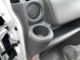 ダッシュボード両端に運転席・助手席ドリンクホルダー。近くて便利。エアコンの風でほんの少し温度をkeepも