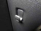 荷物をかけられるフックも付いております。