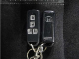 ◆スマートキー◆カギをバッグやポケットに入れたままでもドアロックの開閉ができる『スマートキー』付き!雨天や暗くなってもカギを取り出す必要がなくドアの開錠&エンジンも始動できます