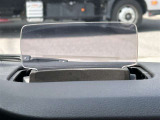 カラーヘッドアップディスプレイ付き。少ない視線移動で情報を確認できるので、運転の疲労軽減に繋がりますよ♪