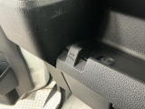 【フック】フックの用途は様々。手荷物のバッグや買い物袋、ビニール袋をぶら下げてゴミ箱にしても良いですね♪