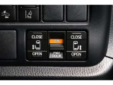 両側電動スライドドアはドアの直接操作以外にも運転席からのスイッチ操作やリモコン操作でも開閉が可能!狭い駐車場などでもドアの開閉が楽々・安心ですね!